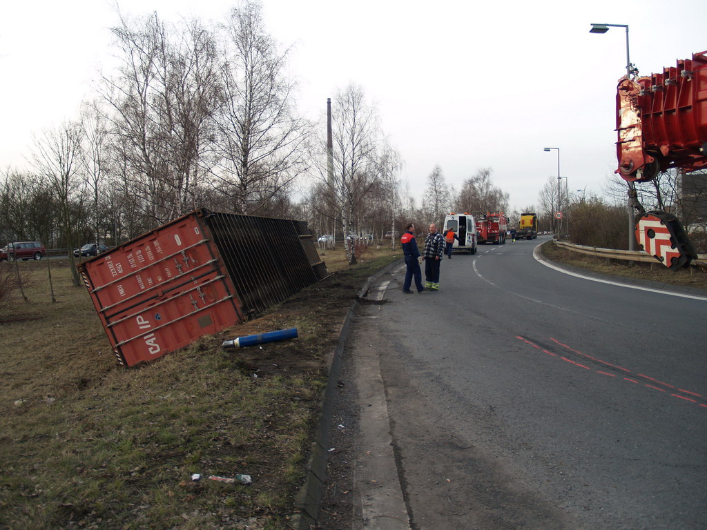 LKW verliert Container Koeln Niehler Ei P087.JPG